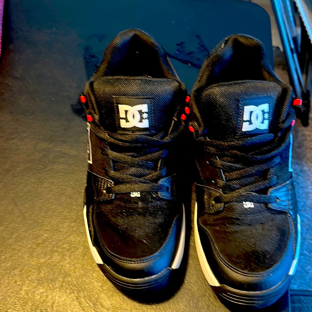 New DC skater shoes black.
